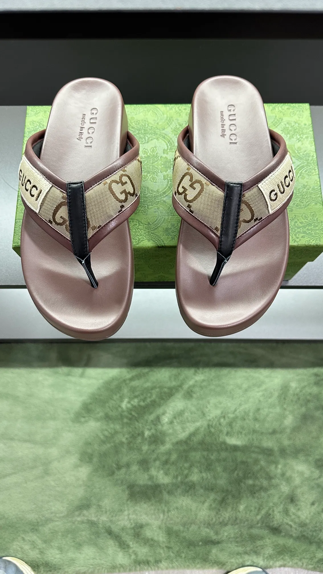 [G Family Couple Style] P: 300💰Female size 36~40 Men's size 39~45, (46. Custom-made Unisex GG slippers This slipper is made of GG polyester fiber and is decorated with a Gucci label on the front, adding a striking logo feel to the style. Beige GG recycled polyester fiber Unisex leather trim "Gucci Made in Italy" embroidered label Rubber sole Flat Made in Italy